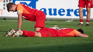 Sinnbildlich für das momentane Befinden: Spieler der SpVgg Hankofen nach dem späten K.o.-Schlag im Heimspiel gegen den TSV Aubstadt.