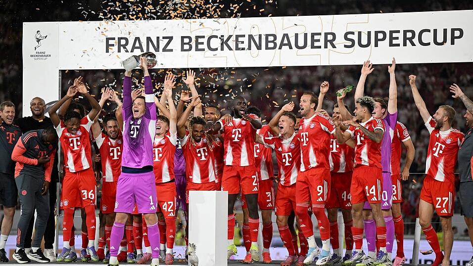 So wollen die Bayern auch im Sommer den Supercup bejubeln. (Archivbild) So wollen die Bayern auch im Sommer den Supercup bejubeln. (Archivbild)