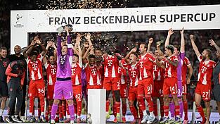 So wollen die Bayern auch im Sommer den Supercup bejubeln. (Archivbild)