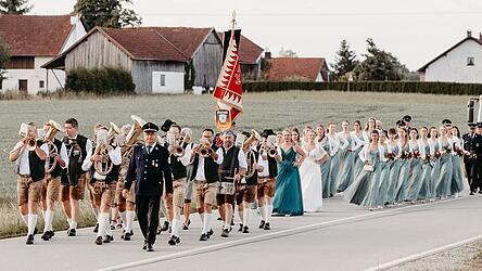 Festdamen und Festausschuss der Jubelwehr beim Einzug aufs Festgel&auml;nde.