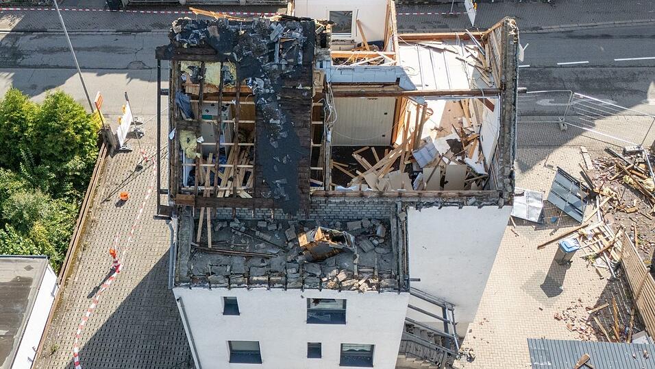 Im hessischen Solms wird nach einem Tornado weiter aufgeräumt. Im hessischen Solms wird nach einem Tornado weiter aufgeräumt.