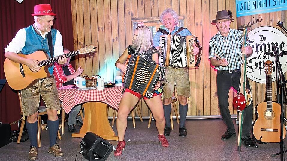 Mitreißende Bühnenshow beim grandiosen Finale. Mitreißende Bühnenshow beim grandiosen Finale.