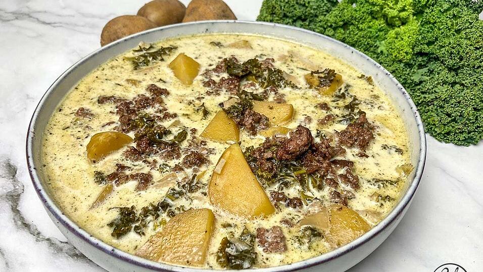 Eine Kartoffelsuppe mit Grünkohl und Hack schmeckt gut und ist gesund.
