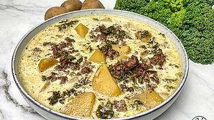Eine Kartoffelsuppe mit Grünkohl und Hack schmeckt gut und ist gesund.