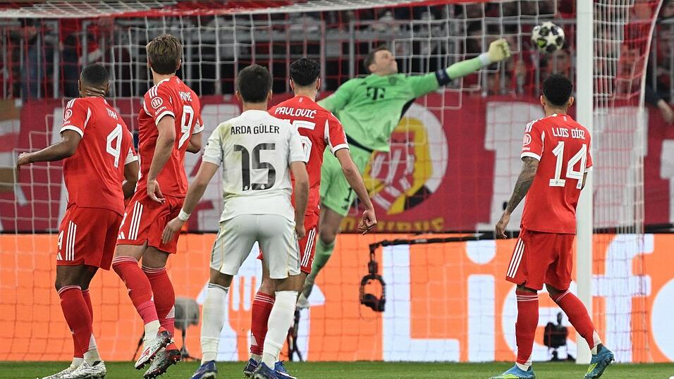 Dran mit der Hand - und doch ist der Ball drin: Manuel Neuer ist hilflos beim 1:2.