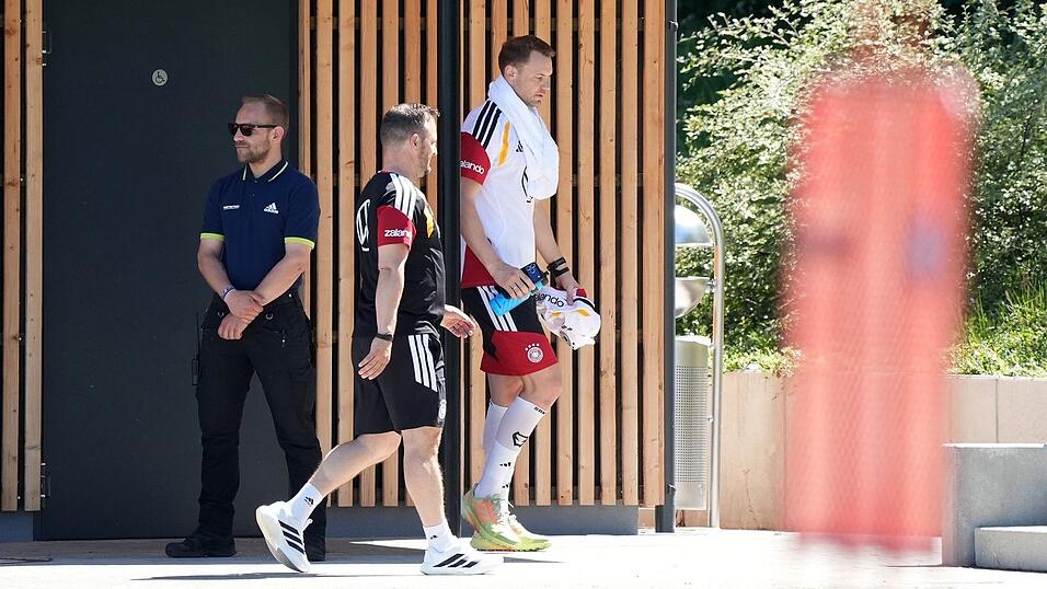Manuel Neuer absolviert nach seiner Verletzung Regenerationstraining. Manuel Neuer absolviert nach seiner Verletzung Regenerationstraining.