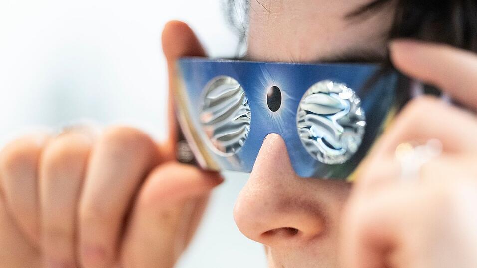 Wer die totale Sonnenfinsternis in Spanien am kommenden Mittwoch beobachten will, muss unbedingt eine daf&uuml;r zertifizierte Spezialbrille aufsetzen. Anderenfalls drohen irreparable Augensch&auml;den.