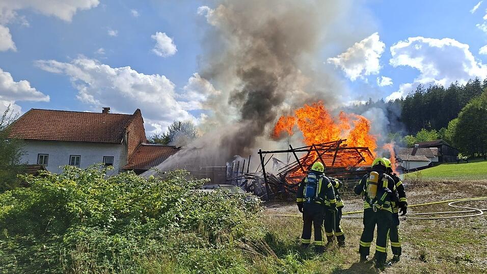 Am Sonntagnachmittag kämpften die Einsatzkräfte gegen das Feuer: Ein landwirtschaftlicher Stadl in Langdorf geriet in Brand. Verletzt wurde niemand. Am Sonntagnachmittag kämpften die Einsatzkräfte gegen das Feuer: Ein landwirtschaftlicher Stadl in Langdorf geriet in Brand. Verletzt wurde niemand.