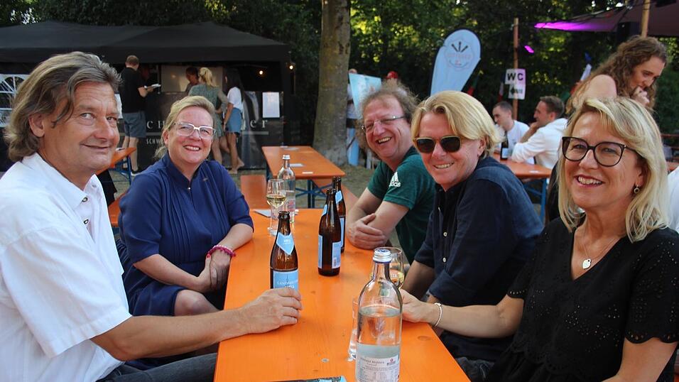 Die Besucher genossen den ersten Abend des Sommergartens auf der Mühleninsel. Die Besucher genossen den ersten Abend des Sommergartens auf der Mühleninsel.