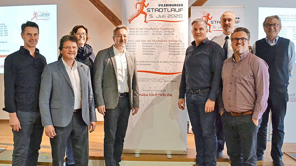 Das Organisationsteam freut sich auf alle Laufbegeisterten, die beim ersten Vilsbiburger Stadtlauf mitmachen wollen. Das Organisationsteam freut sich auf alle Laufbegeisterten, die beim ersten Vilsbiburger Stadtlauf mitmachen wollen.