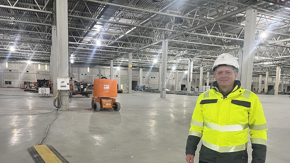 Christian Weitl in der Produktionshalle. Innerhalb von nur einem Jahr hat BMW den gigantischen Rohbau errichtet. Mitte 2025 sollen hier die Anlagen für die Hochvoltbatterie-Montage ihren Platz finden. Christian Weitl in der Produktionshalle. Innerhalb von nur einem Jahr hat BMW den gigantischen Rohbau errichtet. Mitte 2025 sollen hier die Anlagen für die Hochvoltbatterie-Montage ihren Platz finden.