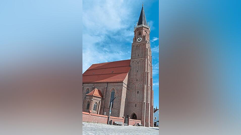 Die gotische Pfarrkirche Sankt Martin erstrahlt nach der Sanierung in vollem Glanze. Die gotische Pfarrkirche Sankt Martin erstrahlt nach der Sanierung in vollem Glanze.