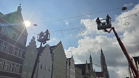 Die ersten Sterne und Lämpchen funkeln in der Sonne: Da auf der Ringelstecherwiese noch Bodenarbeiten laufen und deshalb die Buden für den Christkindlmarkt noch nicht aufgestellt werden können, wurde das Aufhängen der Weihnachtsbeleuchtung in diesem Jahr vorgezogen. Die ersten Sterne und Lämpchen funkeln in der Sonne: Da auf der Ringelstecherwiese noch Bodenarbeiten laufen und deshalb die Buden für den Christkindlmarkt noch nicht aufgestellt werden können, wurde das Aufhängen der Weihnachtsbeleuchtung in diesem Jahr vorgezogen.