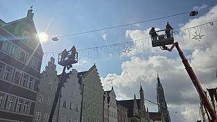 Die ersten Sterne und L&auml;mpchen funkeln in der Sonne: Da auf der Ringelstecherwiese noch Bodenarbeiten laufen und deshalb die Buden f&uuml;r den Christkindlmarkt noch nicht aufgestellt werden k&ouml;nnen, wurde das Aufh&auml;ngen der Weihnachtsbeleuchtung in diesem Jahr vorgezogen.