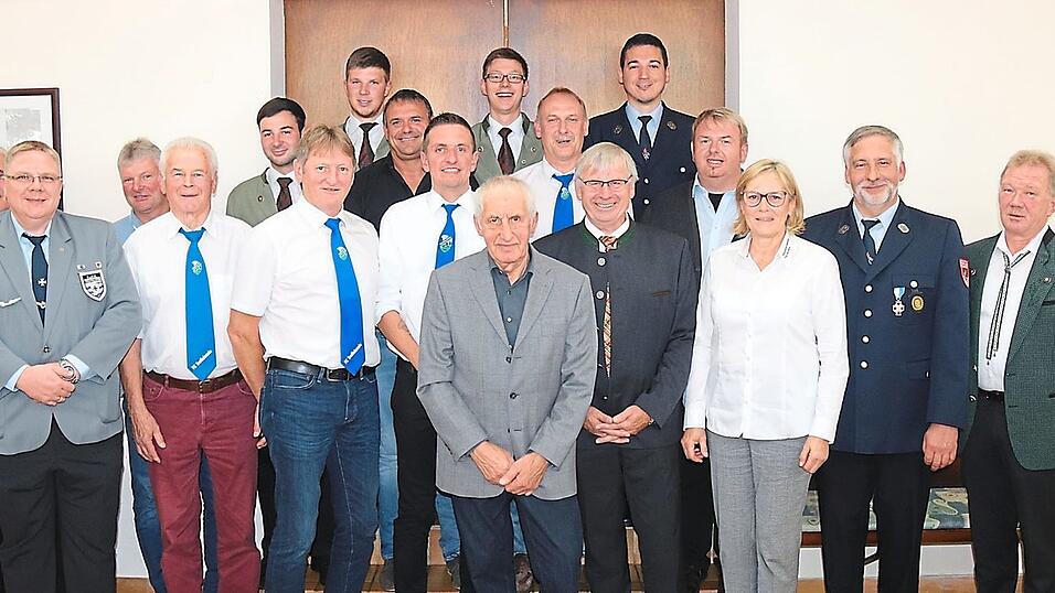 Zahlreiche Vereinsabordnungen gratulierten Adolf Emmer zum 80. Geburtstag. Zahlreiche Vereinsabordnungen gratulierten Adolf Emmer zum 80. Geburtstag.