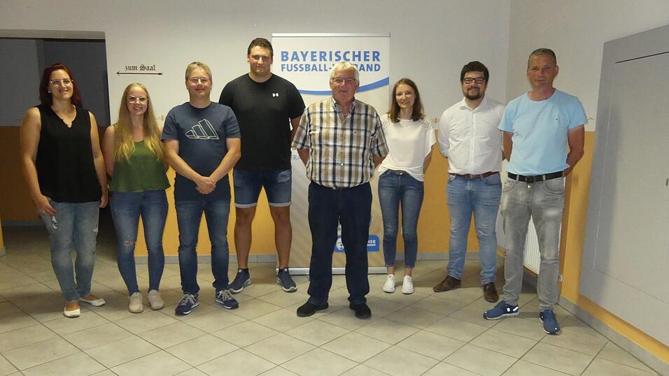 Die neue Vorstandschaft des FC Altrandsberg: Manuela Landgraf; Nina Leitermann; Florian Eckl, Michael Späth; Peter Maier; Simone Amrhein; Dominik Heigl und Günther Simeth (v.li.) Die neue Vorstandschaft des FC Altrandsberg: Manuela Landgraf; Nina Leitermann; Florian Eckl, Michael Späth; Peter Maier; Simone Amrhein; Dominik Heigl und Günther Simeth (v.li.)