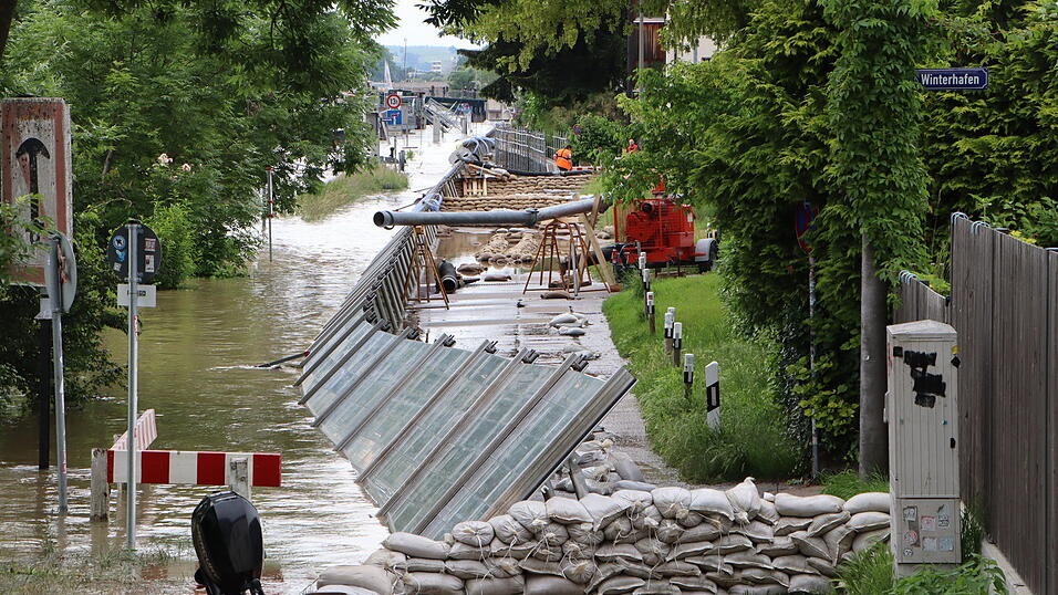 Die Werftstraße wurde kontrolliert geflutet. Das Bild wurde vom Parkplatz Unterer Wöhrd aus aufgenommen. Die Werftstraße wurde kontrolliert geflutet. Das Bild wurde vom Parkplatz Unterer Wöhrd aus aufgenommen.