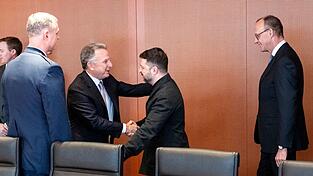 Bei der Begrüßung war Kanzler Friedrich Merz (CDU) noch zugegen. Anschließend zog er sich zurück. Bei der Begrüßung war Kanzler Friedrich Merz (CDU) noch zugegen. Anschließend zog er sich zurück.