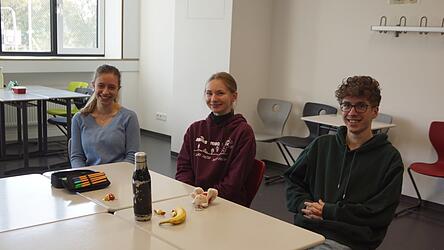 Amelie Bobrich, Lea Erbes und Kaspar Frey haben sich vor der eigentlichen Pr&uuml;fung noch einmal zusammengesetzt.