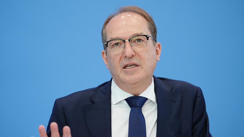Bei der Vorstellung des Verfassungsschutzberichts forderte Dobrindt, Verfassungsschutz und Bundesnachrichtendienst zu &bdquo;echten&ldquo; Geheimdiensten aufzur&uuml;sten.