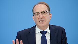 Bei der Vorstellung des Verfassungsschutzberichts forderte Dobrindt, Verfassungsschutz und Bundesnachrichtendienst zu &bdquo;echten&ldquo; Geheimdiensten aufzur&uuml;sten.