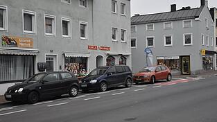 Das Schreibwarengeschäft 'Köstler' und der 'Yayla-Market' an der Frontenhausener Straße.