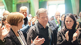 Fehler seien gemacht worden, auch von ihm selbst, sagt Robert Habeck (M.). Franziska Brantner (l.), Annalena Baerbock (r.) und andere Parteimitglieder klatschen dennoch f&uuml;r ihn.