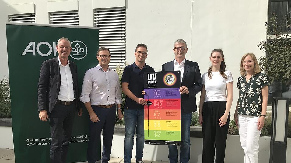 Wollen mit den neuen UV-Index-Tafeln auf die Bedeutung von UV-Schutz aufmerksam machen (v.l.): Oberb&uuml;rgermeister Markus Pannermayr, AOK-Direktor Georg Kagermeier, Klimaschutzmanager Thomas Schindlbeck, AOK-Beiratsvorsitzender Markus Kiefl, Christina Drexler (Gesch&auml;ftsf&uuml;hrerin der Psychosozialen Arbeitsgemeinschaft am Landratsamt) und Simone Schaller (Gesch&auml;ftsstellenleiterin der Gesundheitsregion plus).