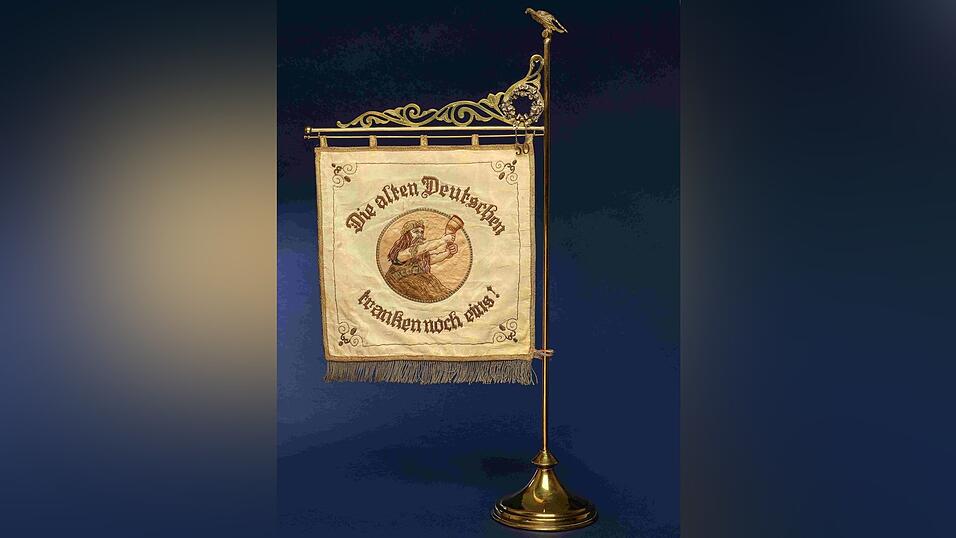Klare Ansage: 'Die alten Deutschen tranken noch eins!' - Tischfahne von 1926