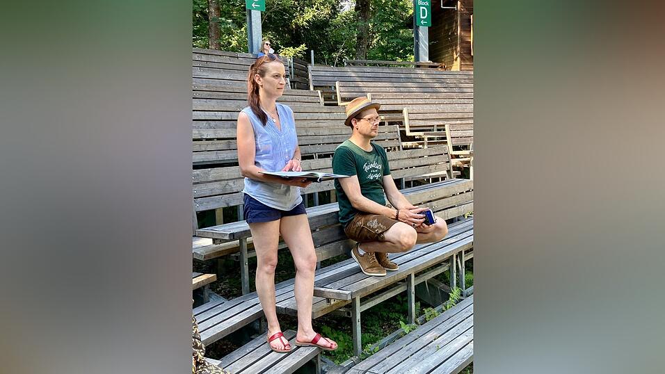 Gemeinsam mit Dramaturgin Barbara Schöneberger schrieb Sascha Edenhofer die bairische Fassung zu Raimunds Original und inszenierte 'Da Asch'nmo' auf der Freilichtbühne am Ludwigsberg.