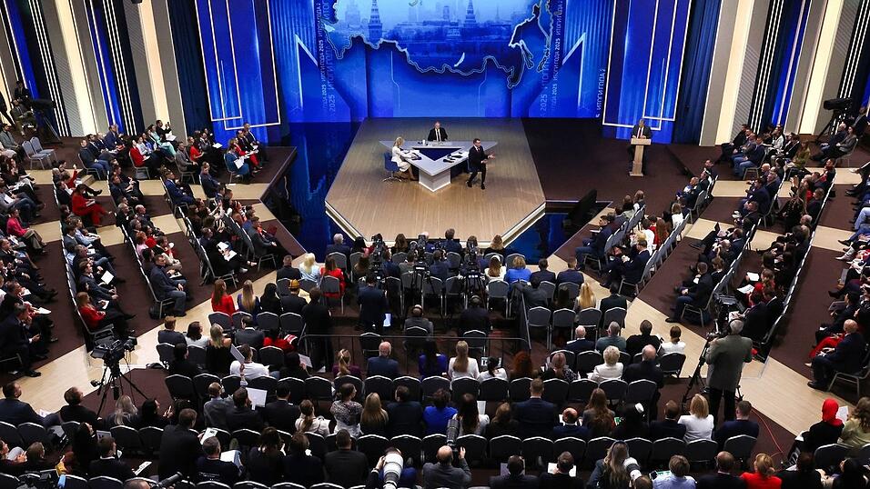 Journalisten und russische B&uuml;rger lauschen stundenlang dem Kremlchef.