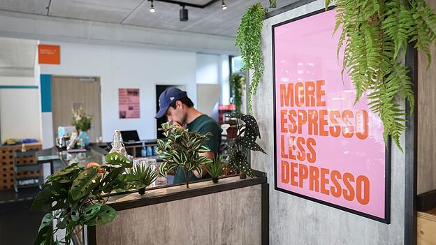 Nach einer neuen Umfrage wollen viele j&uuml;ngere Menschen das Leben genie&szlig;en, anstatt sich nur bei der Arbeit abzum&uuml;hen. (Symbolbild)