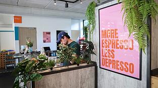 Nach einer neuen Umfrage wollen viele j&uuml;ngere Menschen das Leben genie&szlig;en, anstatt sich nur bei der Arbeit abzum&uuml;hen. (Symbolbild)