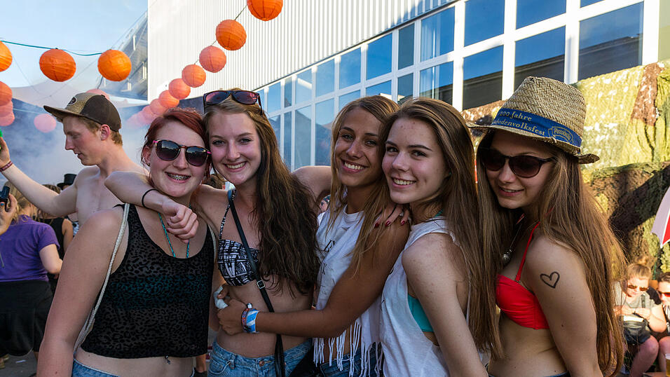 Ein Streifzug durch das Campinggelände: Trotz heißer Temperaturen sind die Festivalbesucher bestens gelaunt. (Foto: Susanne Raith) Ein Streifzug durch das Campinggelände: Trotz heißer Temperaturen sind die Festivalbesucher bestens gelaunt. (Foto: Susanne Raith)