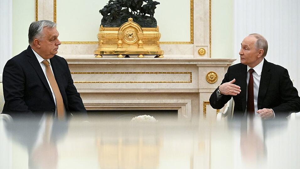 Kremlchef Wladimir Putin (r) und der ungarische Ministerpräsident Viktor Orban sprechen im Kreml auch über die neue Friedensinitiative von US-Präsident Donald Trump für die Ukraine.