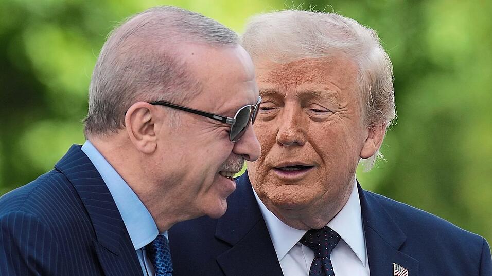 Donald Trump (r.) wäre laut eigener Aussage möglicherweise nicht zum Nato-Gipfel erschienen, hätte dieser nicht zufällig in der Türkei stattgefunden, wo sein „Freund“ Recep Tayyip Erdogan regiert. Donald Trump (r.) wäre laut eigener Aussage möglicherweise nicht zum Nato-Gipfel erschienen, hätte dieser nicht zufällig in der Türkei stattgefunden, wo sein „Freund“ Recep Tayyip Erdogan regiert.