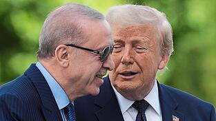 Donald Trump (r.) w&auml;re laut eigener Aussage m&ouml;glicherweise nicht zum Nato-Gipfel erschienen, h&auml;tte dieser nicht zuf&auml;llig in der T&uuml;rkei stattgefunden, wo sein &bdquo;Freund&ldquo; Recep Tayyip Erdogan regiert.