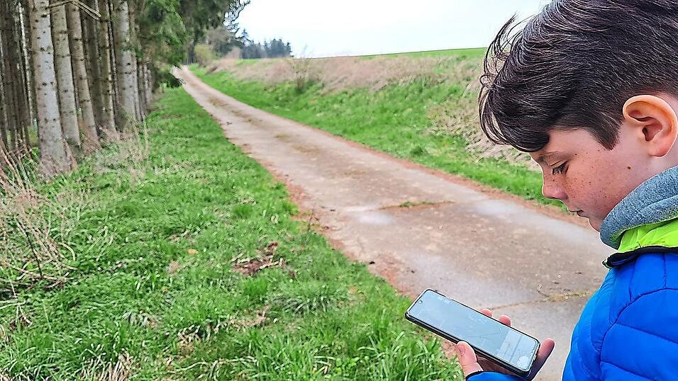 Mit dem Handy und einer App kann man auf moderne Schnitzeljagd gehen: Das nennt sich Geocaching. Mit dem Handy und einer App kann man auf moderne Schnitzeljagd gehen: Das nennt sich Geocaching.
