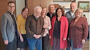 Viele Gratulanten stzellten sich bei MArtin Auer ( 3. von rechts) ein, unter anderem Bürgermeister Christian Kiendl (2. von rechts), Pfarrer Bernhard Pastötter (links), MdL Ruth Müller (3. von rechts), die Sprecherin des Arbeitskreises Labertal Karin Hagendorn (rechts) und Ortsvorsitzende Madlen Melzer (5. von rechts).
