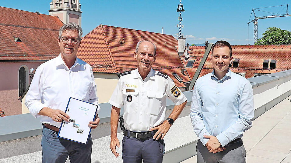 Bürgermeister Hans Schmalhofer, Polizeichef Elmar Kastl und Geschäftsleiter Sandro Pfeiffer (v.l.). Bürgermeister Hans Schmalhofer, Polizeichef Elmar Kastl und Geschäftsleiter Sandro Pfeiffer (v.l.).