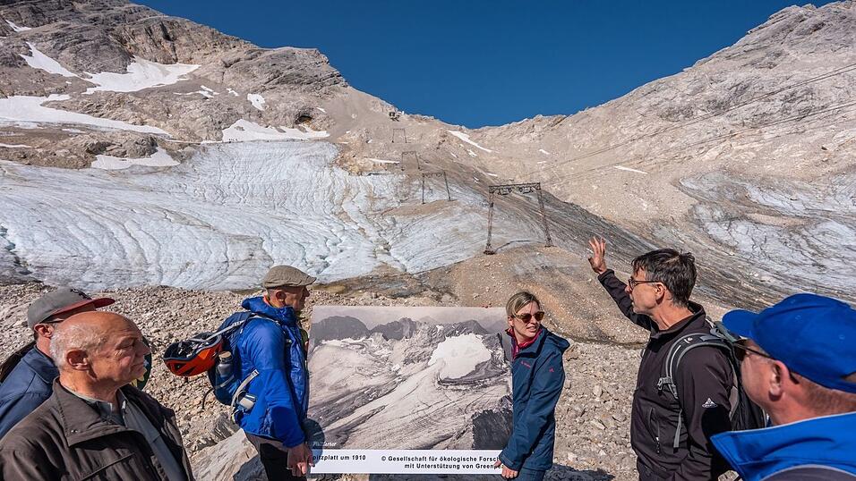Der Geograph Hagg - hier an der Zugspitze vor dem schmelzenden Gletscher - sieht einen Ausstieg aus dem Klimaziel 2040 kritisch. (Archivbild)