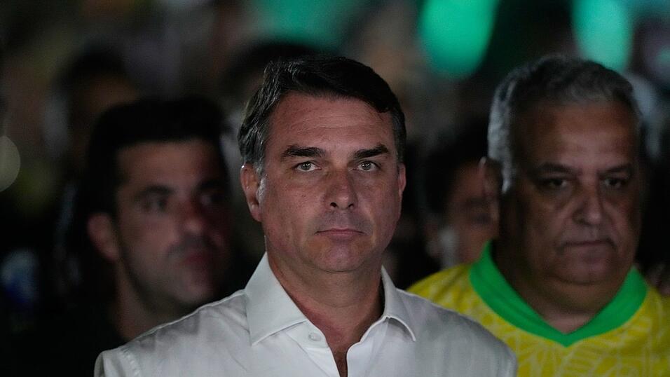 Flávio Bolsonaro hat die Präsidentenwahl verloren - will das aber nicht klaglos akzeptieren. Flávio Bolsonaro hat die Präsidentenwahl verloren - will das aber nicht klaglos akzeptieren.