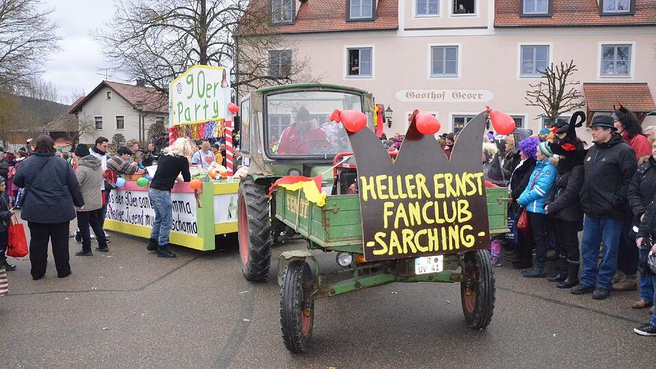 Mit dem großartigen 67. Faschingszug und einem anschließenden 'Narrentreiben' nahm am Faschingsdienstag der Fasching 2017 in Sarching ein glanzvolles Ende. Und was dabei alle 'narrisch' freute, das Wetter spielte doch noch mit; denn während des Zuges war es regenfrei; erst zum Ende regnete es! Mit dem großartigen 67. Faschingszug und einem anschließenden 'Narrentreiben' nahm am Faschingsdienstag der Fasching 2017 in Sarching ein glanzvolles Ende. Und was dabei alle 'narrisch' freute, das Wetter spielte doch noch mit; denn während des Zuges war es regenfrei; erst zum Ende regnete es!