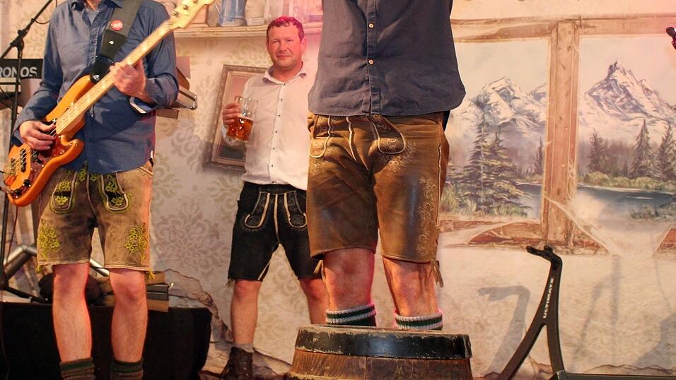 Die Fr&uuml;hjahrsdult 2017 in Landshut neigt sich dem Ende entgegen. Grund genug, noch einmal richtig in den Bierzelten zu feiern - abgerundet vom traditionellen Feuerwerk.