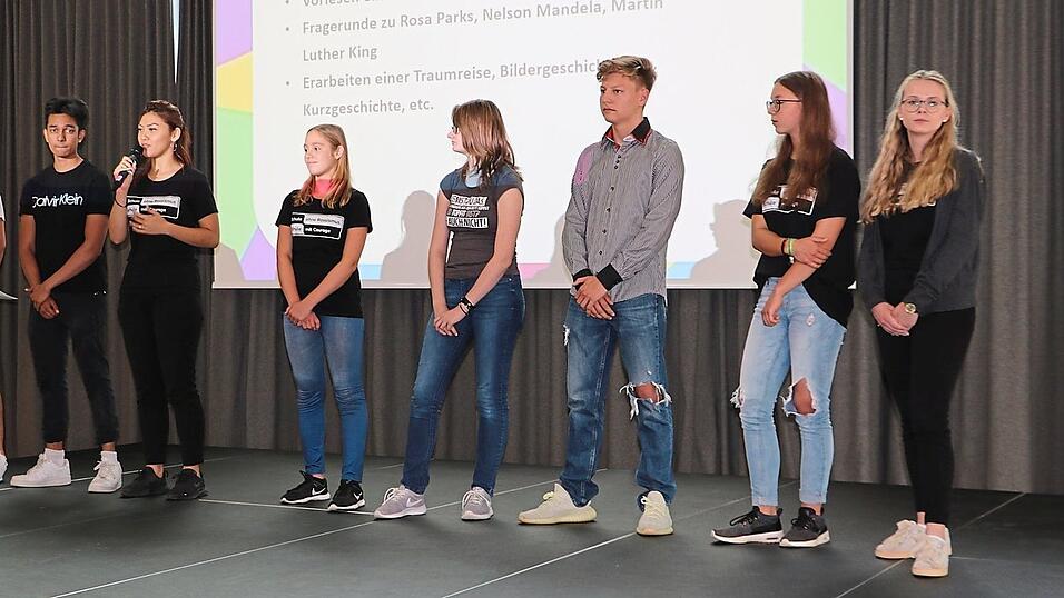 Das Projektseminar will das Gymnasium zur 'Schule ohne Rassismus' machen. Das Projektseminar will das Gymnasium zur 'Schule ohne Rassismus' machen.