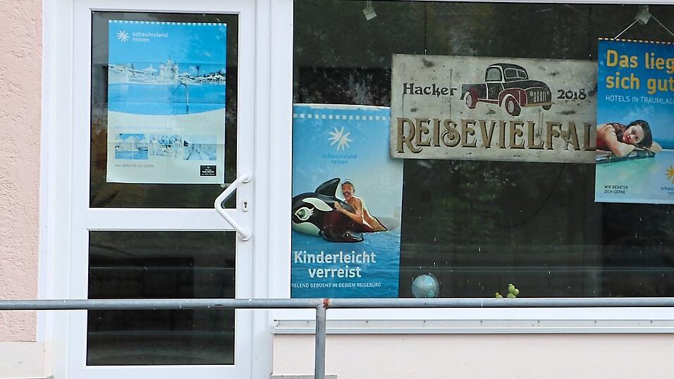 Dunkel ist es im Reisebüro von Karl-Heinz Hacker. Die Räumlichkeiten nutzt er aufgrund der geringen Nachfrage gerade sehr selten. Dunkel ist es im Reisebüro von Karl-Heinz Hacker. Die Räumlichkeiten nutzt er aufgrund der geringen Nachfrage gerade sehr selten.