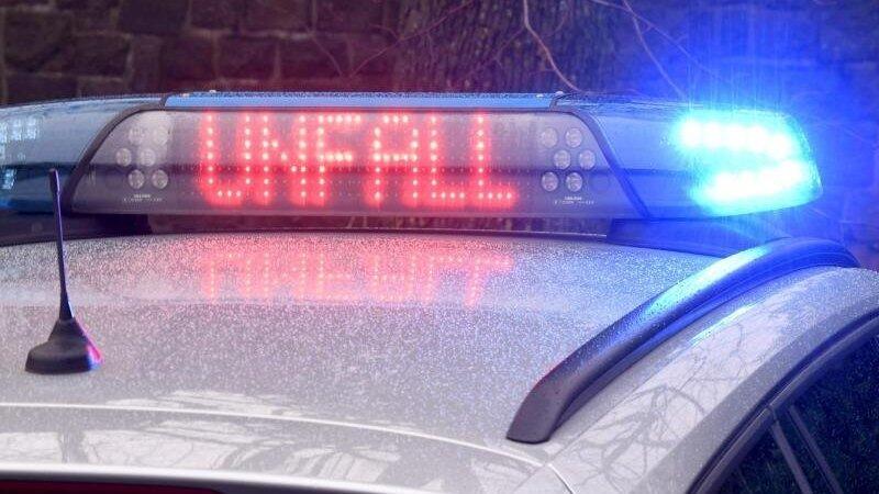 Die Leuchtschrift 'Unfall' auf dem Dach eines Polizeiwagens. Die Leuchtschrift 'Unfall' auf dem Dach eines Polizeiwagens.