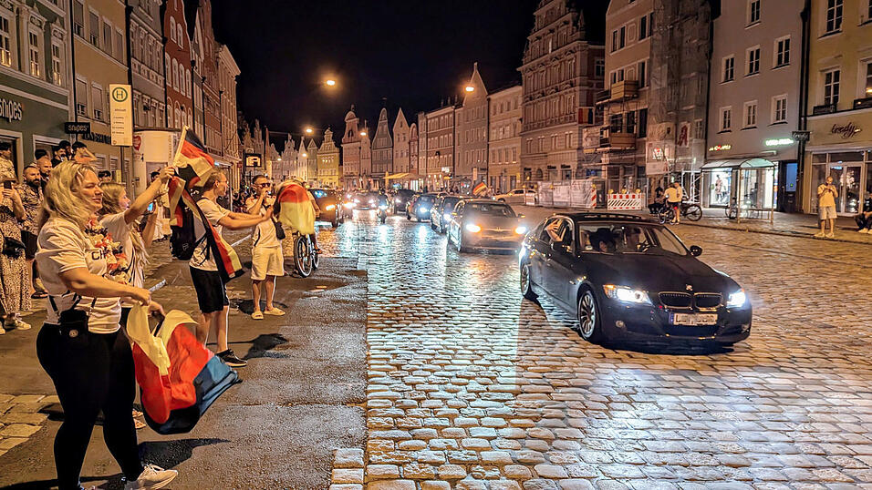 MIt dem ersten gro&szlig;en Autokorso dieser EM wurde in Landshut der deutsche Achtelfinalsieg gegen D&auml;nemark gefeiert.