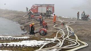 Es dauerte bis in die frühen Morgenstunden, ehe die Einsatzkräfte der Feuerwehr das Feuer unter Kontrolle hatten. (Foto: ih) Es dauerte bis in die frühen Morgenstunden, ehe die Einsatzkräfte der Feuerwehr das Feuer unter Kontrolle hatten. (Foto: ih)