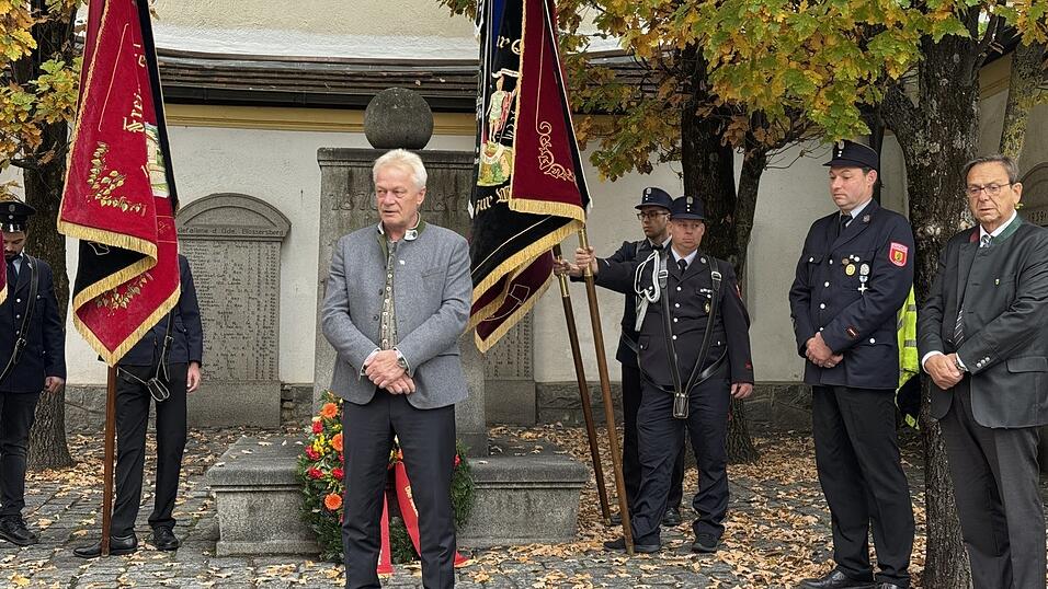 „Senkt die Fahnen“, bat Bundesminister Alois Rainer bei der Kranzniederlegung zum Gedenken an die Verstorbenen. „Senkt die Fahnen“, bat Bundesminister Alois Rainer bei der Kranzniederlegung zum Gedenken an die Verstorbenen.